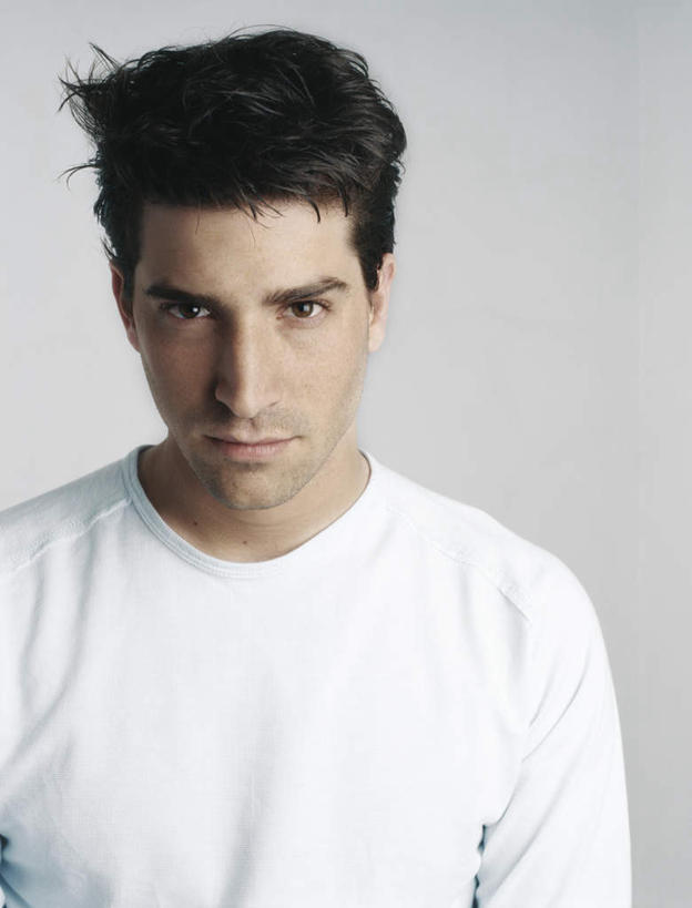 西方人,脸,头,脸颊,头发,一个人,笑,微笑,竖图,室内,特写,白天,白色背景,正面,欧洲,欧洲人,仅一个男性,仅一个人,服装,注视,休闲装,仅一个年轻男性,衣服,白色,黑色,观察,看,休闲,休闲服,摄影,服饰,影棚,观看,察看,关注,男人,男性,年轻男性,白种人,头部,脸部,脸蛋,面部,半身,彩图,影棚拍摄,拍摄