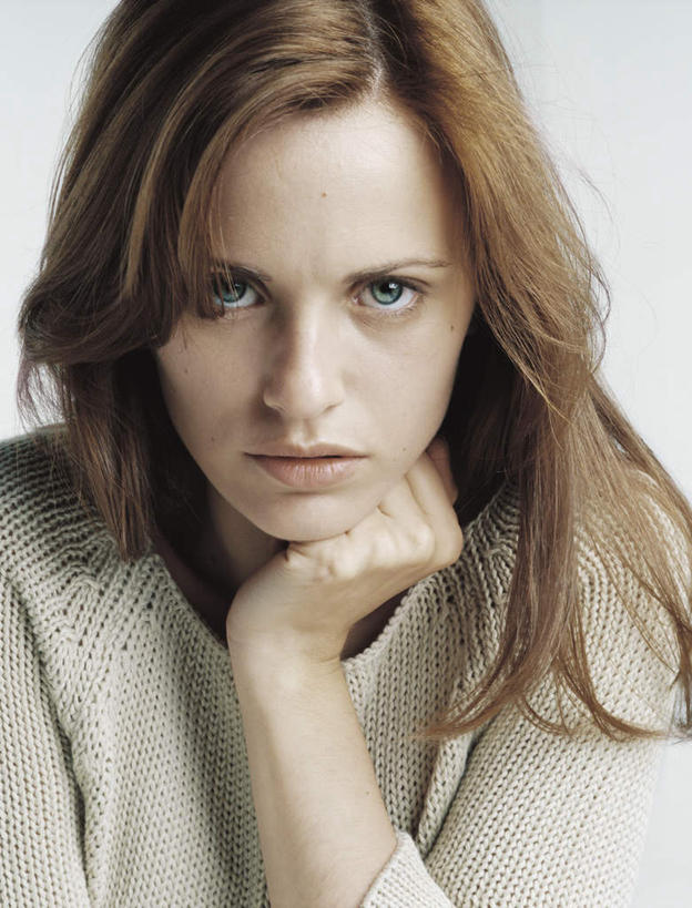 西方人,脸,头,脸颊,头发,一个人,笑,摸,微笑,竖图,室内,特写,白天,白色背景,正面,毛衣,欧洲,欧洲人,仅一个年轻女性,仅一个女性,仅一个人,撑,抚摸,托腮,注视,黄色,灰色,观察,看,托,摄影,影棚,观看,察看,撑着,关注,托下巴,年轻女性,女人,女性,白种人,头部,长发,脸部,脸蛋,面部,触摸,接触,半身,彩图,影棚拍摄,绒衣,套衫,套头毛衣,线衣,拍摄