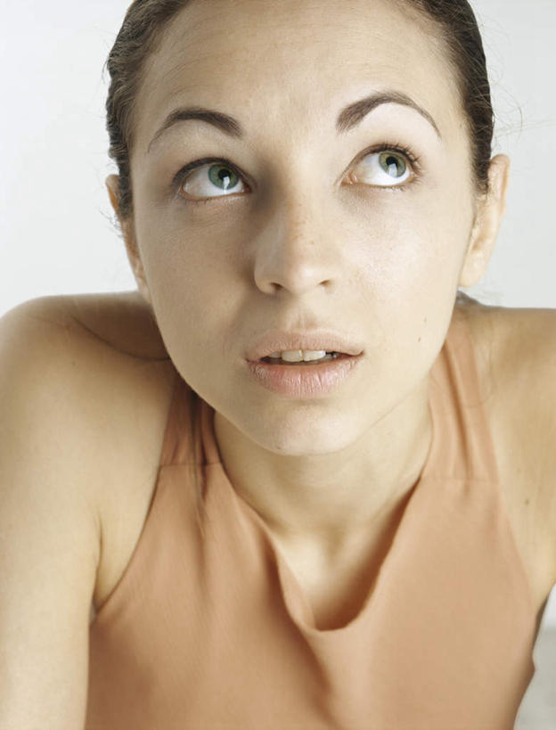 西方人,脸,头,脸颊,头发,一个人,笑,微笑,露齿笑,竖图,室内,特写,白天,白色背景,正面,裙子,欧洲,欧洲人,仅一个年轻女性,仅一个女性,仅一个人,连衣裙,褐色,注视,黄色,观察,看,摄影,影棚,观看,察看,关注,年轻女性,女人,女性,白种人,头部,长发,脸部,脸蛋,面部,抬头,仰头,半身,彩图,影棚拍摄,拍摄