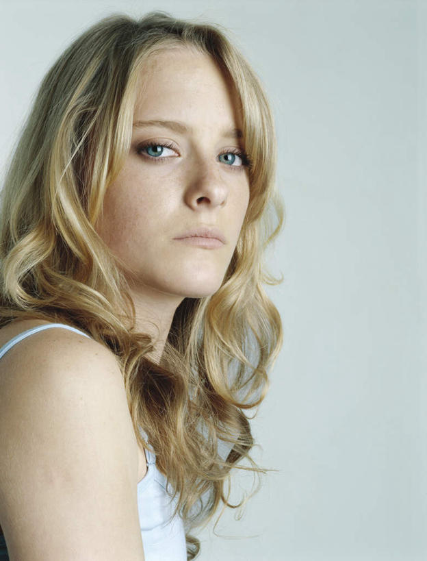 西方人,脸,头,脸颊,头发,一个人,笑,微笑,竖图,室内,白天,白色背景,侧面,裙子,欧洲,欧洲人,仅一个年轻女性,仅一个女性,仅一个人,连衣裙,注视,黄色,蓝色,观察,看,转头,摄影,影棚,观看,察看,关注,年轻女性,女人,女性,白种人,头部,长发,脸部,脸蛋,面部,半身,彩图,影棚拍摄,拍摄