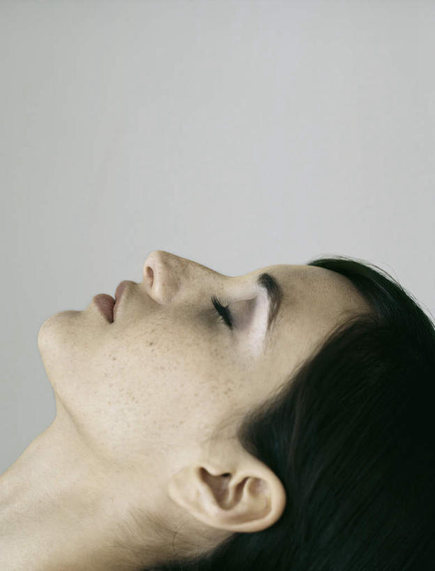 西方人,脸,头,脸颊,头发,一个人,闭眼,笑,微笑,竖图,室内,特写,白天,白色背景,侧面,欧洲,欧洲人,仅一个年轻女性,仅一个女性,仅一个人,黑色,摄影,影棚,年轻女性,女人,女性,白种人,头部,长发,脸部,脸蛋,面部,闭眼睛,闭着眼,闭着眼睛,抬头,仰头,半身,彩图,影棚拍摄,拍摄