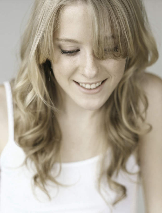 西方人,脸,头,脸颊,头发,一个人,笑,微笑,露齿笑,竖图,室内,特写,白天,白色背景,正面,裙子,欧洲,欧洲人,仅一个年轻女性,仅一个女性,仅一个人,连衣裙,注视,黄色,白色,低头,观察,看,摄影,影棚,观看,吊带裙,察看,关注,年轻女性,女人,女性,白种人,头部,长发,脸部,脸蛋,面部,半身,彩图,影棚拍摄,拍摄