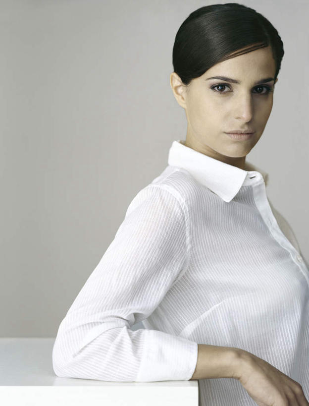 西方人,脸,头,脸颊,头发,一个人,站,笑,摸,微笑,竖图,室内,特写,白天,白色背景,侧面,衬衫,桌子,欧洲,欧洲人,仅一个年轻女性,仅一个女性,仅一个人,撑,抚摸,办公桌,注视,白色,黑色,观察,看,靠,靠着,倚靠,站着,转头,摄影,影棚,观看,察看,撑着,倚着,关注,年轻女性,女人,女性,白种人,头部,长发,脸部,脸蛋,面部,触摸,接触,站立,半身,彩图,影棚拍摄,衬衣,拍摄