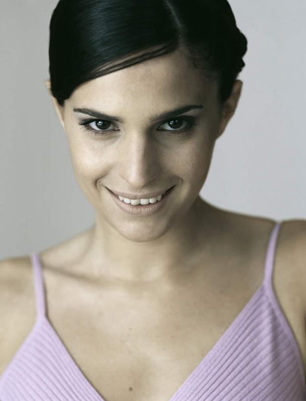 西方人,脸,头,脸颊,头发,一个人,笑,微笑,露齿笑,竖图,室内,特写,白天,白色背景,正面,裙子,欧洲,欧洲人,仅一个年轻女性,仅一个女性,仅一个人,连衣裙,注视,粉色,黑色,观察,看,摄影,影棚,观看,察看,关注,年轻女性,女人,女性,白种人,头部,脸部,脸蛋,面部,半身,彩图,影棚拍摄,拍摄