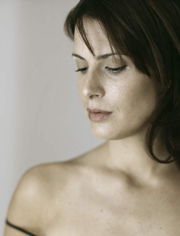 西方人,脸,头,脸颊,头发,一个人,笑,微笑,竖图,室内,特写,白天,白色背景,正面,吊带,欧洲,欧洲人,仅一个年轻女性,仅一个女性,仅一个人,注视,吊带衫,黄色,黑色,观察,看,转头,摄影,影棚,观看,察看,关注,脱落,年轻女性,女人,女性,白种人,头部,脸部,脸蛋,面部,半身,彩图,影棚拍摄,拍摄