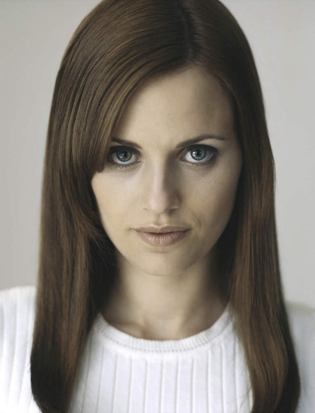 西方人,脸,头,脸颊,头发,一个人,笑,微笑,竖图,室内,特写,白天,白色背景,正面,毛衣,欧洲,欧洲人,仅一个年轻女性,仅一个女性,仅一个人,注视,黄色,白色,观察,看,摄影,影棚,观看,察看,关注,年轻女性,女人,女性,白种人,头部,脸部,脸蛋,面部,半身,彩图,影棚拍摄,绒衣,套衫,套头毛衣,线衣,拍摄