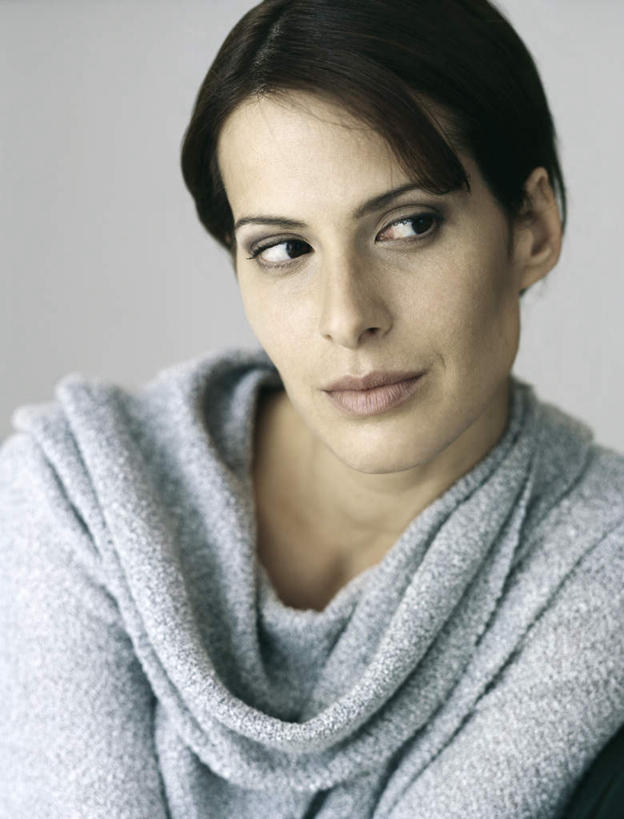 西方人,脸,头,脸颊,头发,一个人,摸,竖图,室内,特写,白天,白色背景,正面,毛衣,欧洲,欧洲人,仅一个年轻女性,仅一个女性,仅一个人,抚摸,注视,蓝色,黑色,观察,看,转头,摄影,影棚,观看,察看,关注,年轻女性,女人,女性,白种人,头部,长发,脸部,脸蛋,面部,触摸,接触,半身,彩图,影棚拍摄,绒衣,套衫,套头毛衣,线衣,拍摄