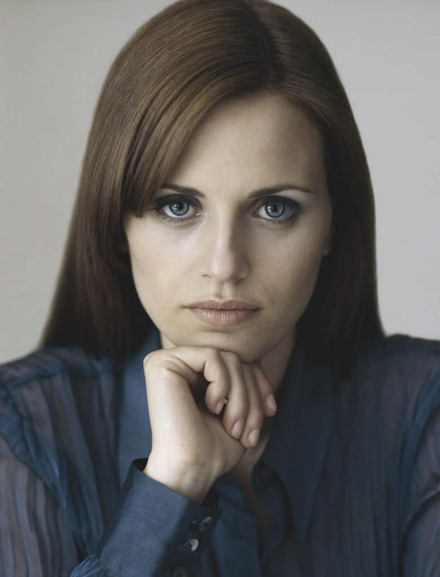 西方人,脸,头,脸颊,头发,一个人,举,摸,竖图,室内,特写,白天,白色背景,正面,欧洲,欧洲人,仅一个年轻女性,仅一个女性,仅一个人,撑,抚摸,服装,托腮,注视,休闲装,衣服,黄色,蓝色,观察,看,托,休闲,休闲服,摄影,服饰,影棚,观看,察看,关注,托下巴,年轻女性,女人,女性,白种人,头部,长发,脸部,脸蛋,面部,触摸,接触,举起,举手,举着,向上举,向上伸,向上托,半身,彩图,影棚拍摄,拍摄