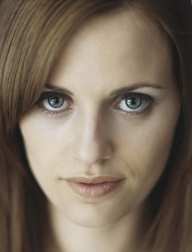 西方人,脸,头,眼睛,脸颊,眉毛,睫毛,头发,一个人,笑,微笑,竖图,室内,特写,白天,白色背景,正面,欧洲,欧洲人,瞳孔,仅一个年轻女性,仅一个女性,仅一个人,注视,黄色,观察,看,眼部,摄影,影棚,观看,察看,关注,年轻女性,女人,女性,白种人,头部,长发,睫,脸部,脸蛋,眉,面部,眼,眼睫毛,眼眉,半身,彩图,影棚拍摄,拍摄,眼眉毛