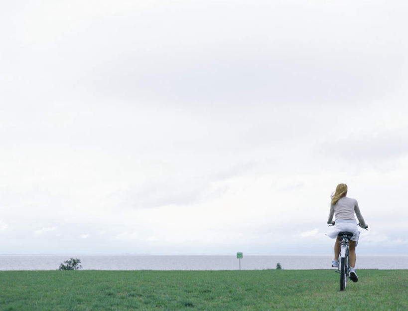 西方人,一个人,坐,横图,室外,白天,旅游,度假,草地,草坪,海浪,海洋,植物,自行车,欧洲,欧洲人,仅一个年轻女性,仅一个女性,仅一个人,一辆,握,阴影,服装,光线,影子,浪花,云,云朵,云彩,休闲装,娱乐,踩,车,脚踏车,草,背面,衣服,蓝色,绿色,白云,蓝天,天空,阳光,海水,交通工具,天,踩着,享受,休闲,休闲服,放松,握着,服饰,海景,年轻女性,女人,女性,白种人,大海,风浪,海,海水的波动,近岸浪,涌浪,坐着,彩图,全身