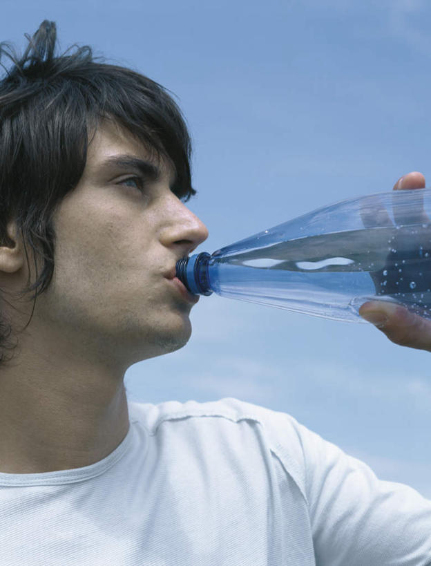 西方人,头发,一个人,站,举,摸,竖图,室外,特写,白天,正面,旅游,度假,欧洲,欧洲人,仅一个男性,仅一个人,抚摸,喝,握,阴影,服装,光线,影子,云,云朵,拿,云彩,拿着,注视,休闲装,娱乐,仅一个年轻男性,一个,衣服,黄色,蓝色,白色,白云,蓝天,天空,阳光,瓶子,塑料制品,天,观察,看,托,站着,享受,休闲,休闲服,塑料瓶,放松,握着,服饰,单个,观看,察看,关注,男人,男性,年轻男性,白种人,触摸,接触,举起,举手,举着,向上举,向上伸,向上托,站立,半身,彩图