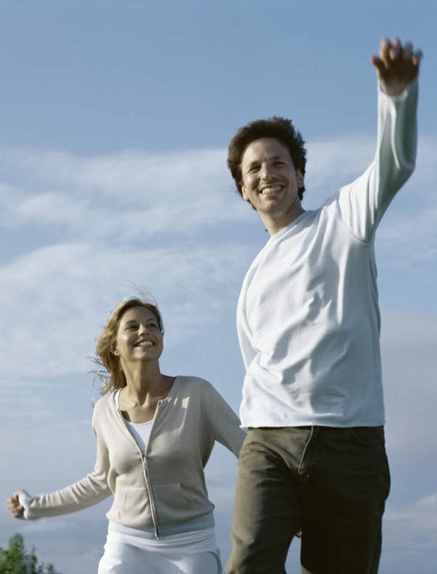 西方人,头发,两个人,家庭,夫妻,站,举,伸展双臂,握手,笑,摸,微笑,露齿笑,竖图,室外,白天,正面,爱情,旅游,度假,欧洲,欧洲人,抚摸,阴影,服装,光线,影子,云,云朵,浪漫,云彩,休闲装,娱乐,衣服,黄色,蓝色,白色,黑色,白云,蓝天,天空,阳光,天,托,站着,享受,休闲,温暖,温馨,一家人,休闲服,恩爱,放松,恋人,服饰,和睦,男人,男性,年轻男性,年轻女性,女人,女性,白种人,情侣,敞开双臂,触摸,接触,举起,举手,举着,拉手,伸开双臂,手拉手,手握手,抬头,向上举,向上伸,向上托,仰头,展开双肩,站立,张开手臂,张开双臂,半身,彩图,伴侣,融洽