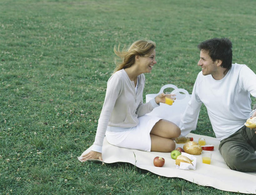 西方人,头发,两个人,家庭,夫妻,坐,举,笑,微笑,露齿笑,横图,俯视,室外,白天,爱情,旅游,度假,草地,草坪,植物,水果,欧洲,欧洲人,一堆,许多,握,堆叠,堆积,服装,新鲜,生食,食品,果实,浪漫,拿,拿着,注视,休闲装,娱乐,相视,草,食物,衣服,黄色,绿色,白色,黑色,观察,看,托,张嘴,享受,休闲,温暖,温馨,一家人,面对面,休闲服,恩爱,放松,握着,恋人,服饰,有机食品,绿色食品,观看,堆,对视,和睦,察看,关注,相对,张大嘴巴,相看,男人,男性,年轻男性,年轻女性,女人,女性,白种人,情侣,张开嘴,举起,举手,举着,向上举,向上伸,向上托,坐着,半身,彩图,高角度拍摄,伴侣,融洽