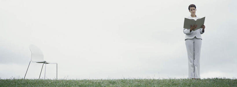 西方人,一个人,商务人士,商务女性,站,捧,笑,微笑,露齿笑,横图,室外,白天,正面,旅游,度假,草地,草坪,植物,书籍,椅子,欧洲,欧洲人,仅一个年轻女性,仅一个女性,仅一个人,一本,握,阴影,套装,光线,影子,木椅,云,云朵,拿,云彩,拿着,注视,娱乐,草,两个,绿色,白云,天空,阳光,天,观察,看,站着,享受,休闲,放松,握着,观看,察看,关注,商务装,工薪阶层,年轻女性,女人,女性,白种人,白领,上班族,书,图书,端,端着,捧着,手捧,站立,彩图,全身