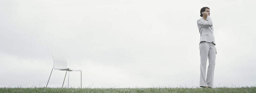 西方人,一个人,商务人士,商务女性,站,捧,横图,室外,白天,正面,旅游,度假,草地,草坪,植物,书籍,椅子,欧洲,欧洲人,仅一个年轻女性,仅一个女性,仅一个人,一本,阴影,套装,光线,影子,木椅,云,云朵,云彩,注视,娱乐,草,两个,绿色,白云,天空,阳光,天,观察,看,站着,享受,休闲,放松,观看,察看,关注,商务装,工薪阶层,年轻女性,女人,女性,白种人,白领,上班族,书,图书,端,端着,捧着,手捧,站立,彩图,全身