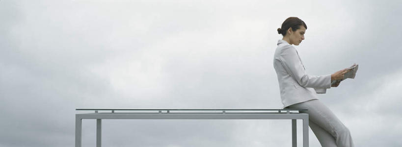 西方人,一个人,商务人士,商务女性,站,捧,横图,室外,白天,正面,旅游,度假,草地,草坪,植物,书籍,椅子,欧洲,欧洲人,仅一个年轻女性,仅一个女性,仅一个人,一本,阴影,套装,光线,影子,木椅,云,云朵,云彩,注视,娱乐,草,两个,绿色,白云,天空,阳光,天,观察,看,站着,享受,休闲,放松,观看,察看,关注,商务装,工薪阶层,年轻女性,女人,女性,白种人,白领,上班族,书,图书,端,端着,捧着,手捧,站立,彩图,全身