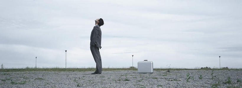 西方人,头发,一个人,商务人士,商务男性,站,横图,室外,白天,侧面,仰视,衬衫,旅游,度假,草地,草坪,植物,路灯,照明,欧洲,欧洲人,仅一个男性,仅一个人,套装,云,云朵,灯光,云彩,注视,娱乐,灯,草,仅一个年轻男性,绿色,黑色,白云,天空,天,观察,看,站着,享受,休闲,放松,观看,照亮,察看,照明设备,关注,商务装,工薪阶层,双手抄兜,双手放兜,男人,男性,年轻男性,白种人,白领,上班族,插兜,两手抄兜,两手放兜,手插兜,手放口袋,抬头,仰头,站立,彩图,低角度拍摄,全身,衬衣,手抄兜