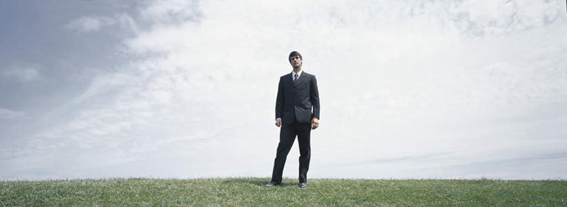 西方人,头发,一个人,商务人士,商务男性,站,笑,微笑,露齿笑,横图,室外,白天,正面,衬衫,旅游,度假,草地,草坪,植物,欧洲,欧洲人,仅一个男性,仅一个人,阴影,套装,光线,影子,云,云朵,云彩,注视,娱乐,草,仅一个年轻男性,蓝色,绿色,黑色,白云,蓝天,天空,阳光,天,观察,看,站着,享受,休闲,放松,观看,察看,关注,商务装,工薪阶层,男人,男性,年轻男性,白种人,白领,上班族,站立,彩图,全身,衬衣