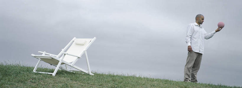 西方人,一个人,商务人士,商务男性,站,举,横图,室外,白天,正面,衬衫,旅游,度假,椅子,欧洲,欧洲人,仅一个男性,仅一个人,一把,握,阴影,套装,光线,影子,躺椅,云,云朵,拿,云彩,拿着,注视,娱乐,球,仅一个年轻男性,一个,蓝色,白云,蓝天,天空,阳光,天,观察,看,托,站着,享受,休闲,放松,握着,单个,观看,沙滩椅,察看,关注,商务装,工薪阶层,男人,男性,年轻男性,白种人,白领,上班族,举起,举手,举着,向上举,向上伸,向上托,站立,彩图,全身,衬衣