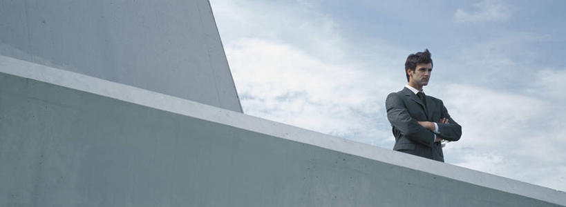 西方人,头发,一个人,商务人士,商务男性,站,笑,双手交叉,微笑,露齿笑,横图,室外,白天,仰视,衬衫,旅游,度假,欧洲,欧洲人,仅一个男性,仅一个人,阴影,套装,光线,影子,墙,云,云朵,云彩,注视,娱乐,墙壁,墙面,仅一个年轻男性,黄色,蓝色,白云,蓝天,天空,阳光,天,观察,看,站着,享受,休闲,放松,观看,察看,双手抱胸,关注,商务装,工薪阶层,男人,男性,年轻男性,白种人,白领,上班族,站立,半身,彩图,低角度拍摄,衬衣