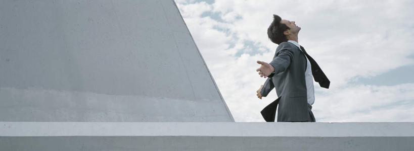 西方人,一个人,商务人士,商务男性,站,伸展双臂,横图,室外,白天,侧面,衬衫,旅游,度假,欧洲,欧洲人,仅一个男性,仅一个人,阴影,套装,光线,影子,墙,云,云朵,云彩,注视,娱乐,墙壁,墙面,仅一个年轻男性,蓝色,白云,蓝天,天空,阳光,天,观察,看,站着,享受,休闲,放松,观看,察看,关注,商务装,工薪阶层,男人,男性,年轻男性,白种人,白领,上班族,敞开双臂,伸开双臂,抬头,仰头,展开双肩,站立,张开手臂,张开双臂,半身,彩图,衬衣