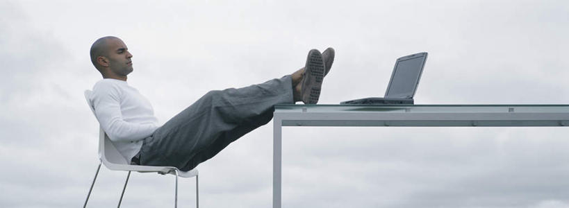 西方人,秃头,一个人,商务人士,商务男性,躺,笑,摸,交叉,微笑,露齿笑,横图,室外,白天,侧面,衬衫,旅游,度假,桌子,欧洲,欧洲人,仅一个男性,仅一个人,抚摸,阴影,套装,光线,影子,办公桌,云,云朵,云彩,抬腿,注视,娱乐,仅一个年轻男性,蓝色,白云,蓝天,天空,阳光,天,观察,看,靠,靠着,倚靠,享受,休闲,放松,观看,察看,倚着,关注,商务装,工薪阶层,相交,交集,卧着,男人,男性,年轻男性,白种人,光头,无发,白领,上班族,触摸,接触,躺着,卧,彩图,全身,衬衣