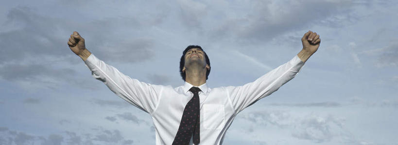 西方人,头发,一个人,商务人士,商务男性,站,举,闭眼,伸展双臂,横图,室外,白天,正面,衬衫,旅游,度假,欧洲,欧洲人,仅一个男性,仅一个人,阴影,套装,光线,影子,云,云朵,领带,云彩,娱乐,仅一个年轻男性,蓝色,黑色,白云,蓝天,天空,阳光,天,托,站着,享受,休闲,放松,商务装,工薪阶层,男人,男性,年轻男性,白种人,白领,上班族,闭眼睛,闭着眼,闭着眼睛,敞开双臂,举起,举手,举着,伸开双臂,抬头,向上举,向上伸,向上托,仰头,展开双肩,站立,张开手臂,张开双臂,半身,彩图,衬衣