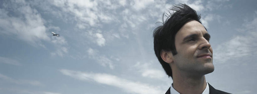 西方人,脸,头,脸颊,头发,一个人,商务人士,商务男性,站,笑,微笑,露齿笑,横图,室外,特写,白天,正面,衬衫,旅游,度假,海鸥,鸟,欧洲,欧洲人,仅一个男性,仅一个人,阴影,套装,光线,影子,云,云朵,云彩,娱乐,仅一个年轻男性,一个,蓝色,黑色,白云,蓝天,天空,阳光,天,站着,转头,享受,休闲,放松,单个,商务装,工薪阶层,男人,男性,年轻男性,白种人,头部,脸部,脸蛋,面部,白领,上班族,站立,半身,彩图,衬衣