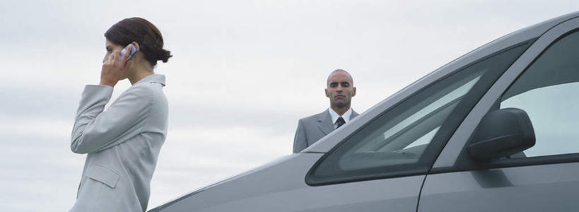 西方人,秃头,两个人,伙伴,朋友,商务人士,商务男性,商务女性,举,打电话,横图,室外,白天,正面,衬衫,旅游,度假,友谊,汽车,电话,手机,欧洲,欧洲人,一辆,握,阴影,套装,光线,影子,云,云朵,拿,听,云彩,拿着,注视,娱乐,通讯设备,车,蓝色,白云,蓝天,天空,阳光,交通工具,轿车,天,观察,看,托,享受,休闲,放松,握着,观看,察看,关注,商务装,工薪阶层,交流,友情,男人,男性,年轻男性,年轻女性,女人,女性,白种人,光头,无发,白领,上班族,沟通,举起,举手,举着,通话,向上举,向上伸,向上托,半身,彩图,衬衣