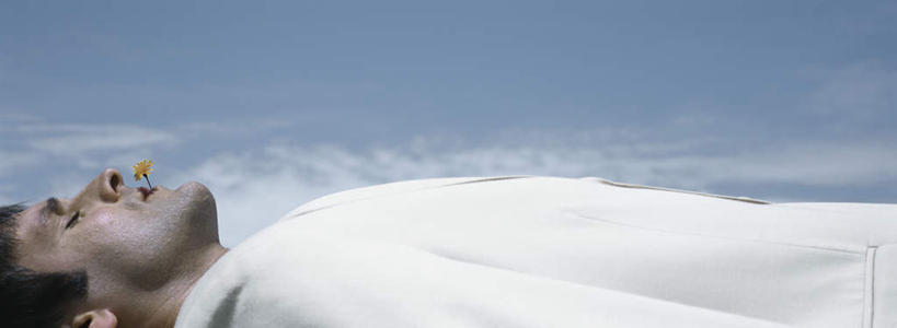 西方人,头发,一个人,商务人士,商务男性,躺,闭眼,横图,室外,白天,侧面,衬衫,旅游,度假,欧洲,欧洲人,仅一个男性,仅一个人,咬,阴影,套装,盛开,光线,影子,云,云朵,花蕾,云彩,娱乐,花,花瓣,花朵,鲜花,仅一个年轻男性,一朵,黄色,蓝色,黑色,白云,蓝天,天空,阳光,天,花苞,花蕊,享受,休闲,放松,咬着,商务装,工薪阶层,卧着,男人,男性,年轻男性,白种人,白领,上班族,闭眼睛,闭着眼,闭着眼睛,躺着,卧,半身,彩图,衬衣