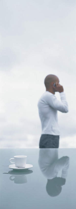 西方人,秃头,一个人,商务人士,商务男性,站,举,打电话,竖图,室外,白天,侧面,衬衫,旅游,度假,桌子,杯子,电话,手机,欧洲,欧洲人,仅一个男性,仅一个人,握,阴影,套装,光线,瓷器,影子,办公桌,云,云朵,咖啡杯,陶瓷制品,拿,听,云彩,拿着,注视,娱乐,通讯设备,仅一个年轻男性,一个,蓝色,白云,蓝天,天空,阳光,天,观察,看,托,站着,享受,休闲,放松,握着,单个,观看,察看,关注,瓷杯,商务装,工薪阶层,交流,男人,男性,年轻男性,白种人,光头,无发,白领,上班族,沟通,举起,举手,举着,通话,向上举,向上伸,向上托,站立,半身,彩图,衬衣