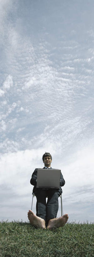 西方人,秃头,一个人,商务人士,商务男性,坐,笑,摸,微笑,竖图,室外,白天,仰视,衬衫,旅游,度假,电脑,笔记本电脑,草地,草坪,植物,椅子,欧洲,欧洲人,仅一个男性,仅一个人,抚摸,敲打,阴影,套装,光线,网络,影子,木椅,云,云朵,云彩,注视,娱乐,输入,通讯设备,草,仅一个年轻男性,蓝色,绿色,白云,蓝天,天空,阳光,天,打字,观察,看,靠,靠着,倚靠,享受,休闲,放松,观看,点击,敲击,察看,无线,倚着,关注,通信设备,商务装,无线网络,无线上网,便携式电脑,工薪阶层,按键,手提电脑,男人,男性,年轻男性,白种人,光头,无发,白领,上班族,触摸,接触,坐着,彩图,低角度拍摄,全身,衬衣