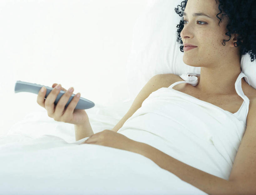 西方人,头发,一个人,躺,举,笑,摸,微笑,露齿笑,横图,室内,白天,侧面,裙子,靠垫,卧室,欧洲,欧洲人,仅一个年轻女性,仅一个女性,仅一个人,抚摸,握,连衣裙,墙,靠枕,拿,拿着,注视,墙壁,墙面,一个,白色,黑色,垫子,遥控器,枕头,观察,看,靠,靠着,托,倚靠,握着,单个,观看,吊带裙,察看,倚着,关注,卧着,年轻女性,女人,女性,白种人,卷发,触摸,接触,举起,举手,举着,躺着,卧,向上举,向上伸,向上托,半身,彩图,睡房,卧房