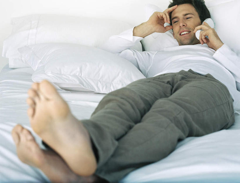 西方人,头发,一个人,躺,笑,摸,打电话,交叉,微笑,露齿笑,横图,室内,白天,正面,床,靠垫,卧室,电话,手机,欧洲,欧洲人,仅一个男性,仅一个人,撑,抚摸,服装,床单,靠枕,注视,休闲装,通讯设备,被子,仅一个年轻男性,一个,衣服,白色,黑色,垫子,枕头,观察,看,靠,靠着,倚靠,休闲,赤脚,休闲服,服饰,单人床,单个,观看,察看,撑着,被单,倚着,关注,相交,交集,卧着,交流,男人,男性,年轻男性,白种人,触摸,沟通,接触,躺着,通话,卧,彩图,全身,睡房,卧房