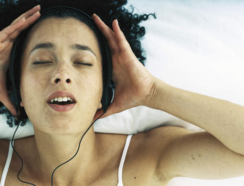 西方人,头发,一个人,躺,闭眼,笑,摸,微笑,露齿笑,横图,俯视,室内,白天,裙子,床,靠垫,卧室,欧洲,欧洲人,仅一个年轻女性,仅一个女性,仅一个人,抚摸,阴影,连衣裙,反射,影子,床单,靠枕,被子,黑色,垫子,枕头,靠,靠着,倚靠,张嘴,单人床,吊带裙,被单,倚着,张大嘴巴,卧着,年轻女性,女人,女性,白种人,卷发,张开嘴,闭眼睛,闭着眼,闭着眼睛,触摸,接触,躺着,卧,半身,彩图,高角度拍摄,睡房,卧房