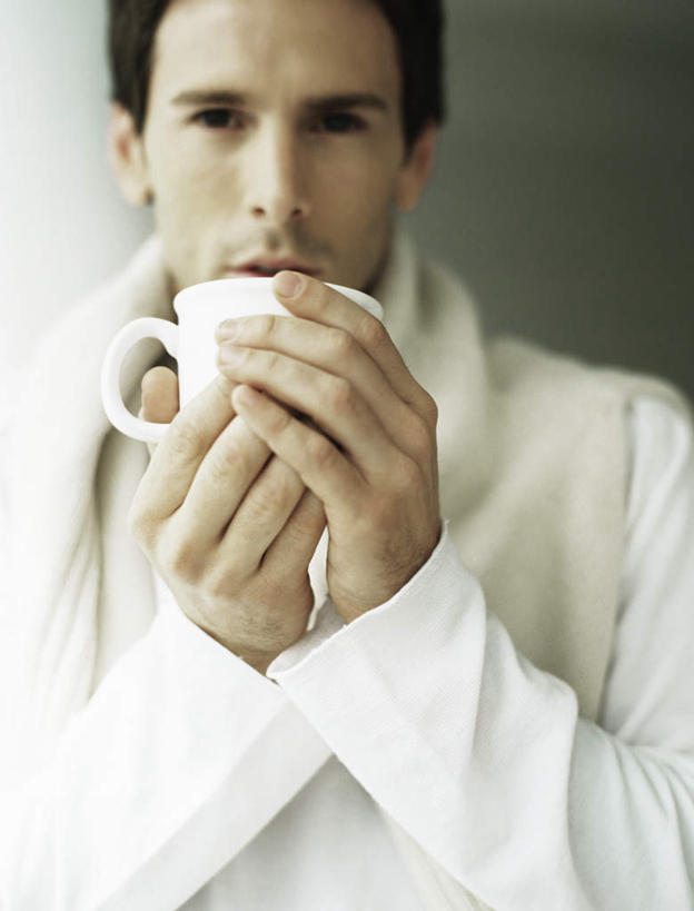 西方人,头发,一个人,站,举,捧,笑,微笑,露齿笑,竖图,室内,白天,正面,毛衣,杯子,欧洲,欧洲人,仅一个男性,仅一个人,喝,阴影,反射,影子,墙,注视,墙壁,墙面,仅一个年轻男性,一个,白色,黑色,水杯,观察,看,托,站着,单个,观看,察看,关注,男人,男性,年轻男性,白种人,茶杯,端,端着,举起,举手,举着,捧着,手捧,向上举,向上伸,向上托,站立,半身,彩图,绒衣,套衫,套头毛衣,线衣