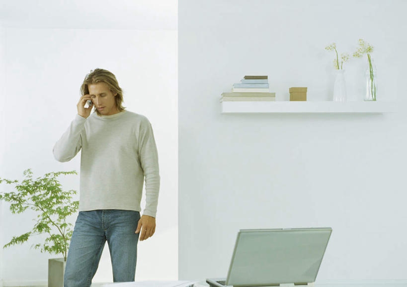 西方人,头发,一个人,客厅,站,举,打电话,横图,室内,白天,正面,电脑,笔记本电脑,植物,电话,手机,书籍,欧洲,欧洲人,仅一个男性,仅一个人,一堆,许多,握,堆叠,堆积,服装,网络,盆栽,墙,盆景,拿,听,拿着,注视,休闲装,通讯设备,墙壁,墙面,仅一个年轻男性,一个,衣服,黄色,绿色,自然,观察,看,托,站着,休闲,休闲服,握着,服饰,生长,单个,成长,观看,堆,察看,无线,起居室,关注,通信设备,无线网络,无线上网,便携式电脑,交流,手提电脑,男人,男性,年轻男性,白种人,书,图书,沟通,举起,举手,举着,通话,向上举,向上伸,向上托,站立,半身,彩图