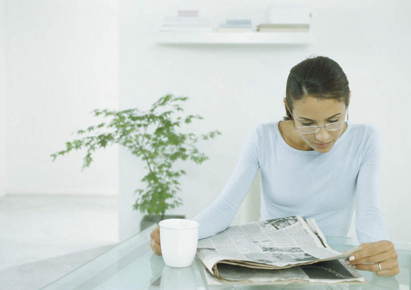 西方人,头发,一个人,客厅,坐,笑,微笑,露齿笑,横图,室内,白天,正面,阅读,植物,餐桌,桌子,报纸,杯子,欧洲,欧洲人,仅一个年轻女性,仅一个女性,仅一个人,一张,握,学习,服装,信息,盆栽,墙,盆景,拿,拿着,注视,休闲装,墙壁,墙面,一个,衣服,黄色,蓝色,绿色,白色,自然,水杯,低头,观察,看,休闲,休闲服,浏览,握着,服饰,生长,单个,成长,餐台,观看,新闻,察看,起居室,关注,年轻女性,女人,女性,白种人,茶杯,坐着,半身,彩图,报刊