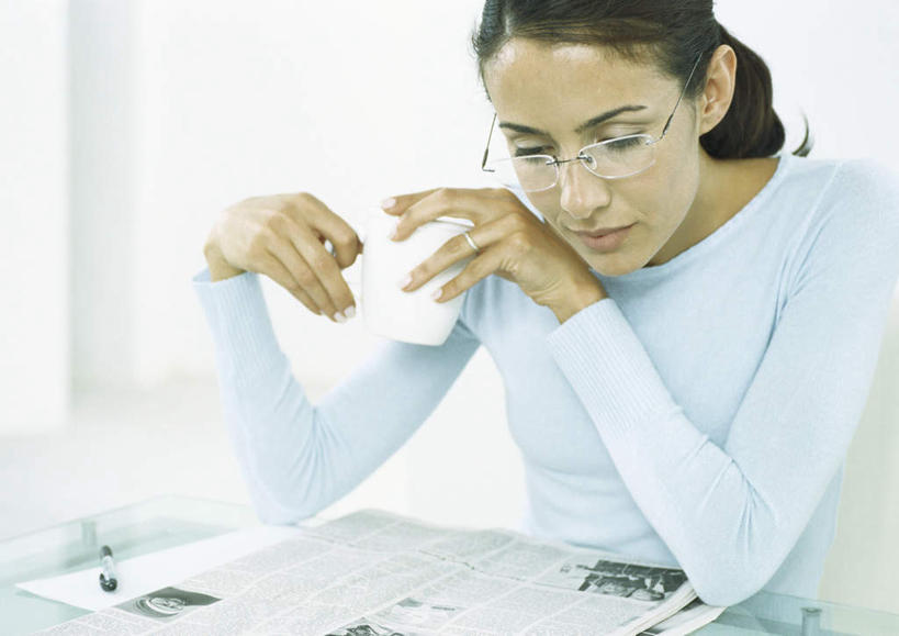 西方人,头发,一个人,客厅,坐,捧,摸,横图,室内,白天,正面,阅读,餐桌,桌子,报纸,杯子,欧洲,欧洲人,仅一个年轻女性,仅一个女性,仅一个人,一副,一张,抚摸,握,学习,阴影,服装,反射,信息,笔,眼镜,影子,办公用品,拿,拿着,注视,休闲装,文具,一个,衣服,黄色,蓝色,白色,水杯,学习用品,低头,观察,看,转头,休闲,休闲服,浏览,握着,服饰,单个,餐台,观看,新闻,文具用品,一支,察看,起居室,关注,近视眼镜,年轻女性,女人,女性,白种人,茶杯,触摸,端,端着,接触,捧着,手捧,坐着,半身,彩图,报刊