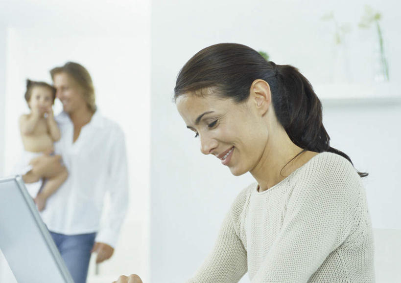 西方人,婴儿,儿童,头发,三个人,家庭,夫妻,母亲,父亲,儿子,客厅,站,坐,闭眼,抱,笑,微笑,露齿笑,横图,室内,白天,正面,爱情,纯洁,电脑,笔记本电脑,欧洲,欧洲人,阴影,朦胧,模糊,反射,网络,影子,墙,浪漫,注视,通讯设备,尿布,纸尿裤,尿不湿,墙壁,墙面,一个,小孩,黑色,观察,看,站着,温暖,温馨,父子,母子,一家人,恩爱,父爱,可爱,母爱,恋人,活泼,单个,抱着,观看,和睦,察看,无线,起居室,搂着,纸尿布,关注,宝宝,通信设备,无线网络,无线上网,便携式电脑,纯真,烂漫,无邪,纸尿片,伶俐,天真,手提电脑,男人,男性,年轻男性,年轻女性,女人,女性,白种人,孩子,情侣,闭眼睛,闭着眼,闭着眼睛,怀抱,搂,搂抱,相抱,拥抱,站立,坐着,半身,彩图,伴侣,融洽