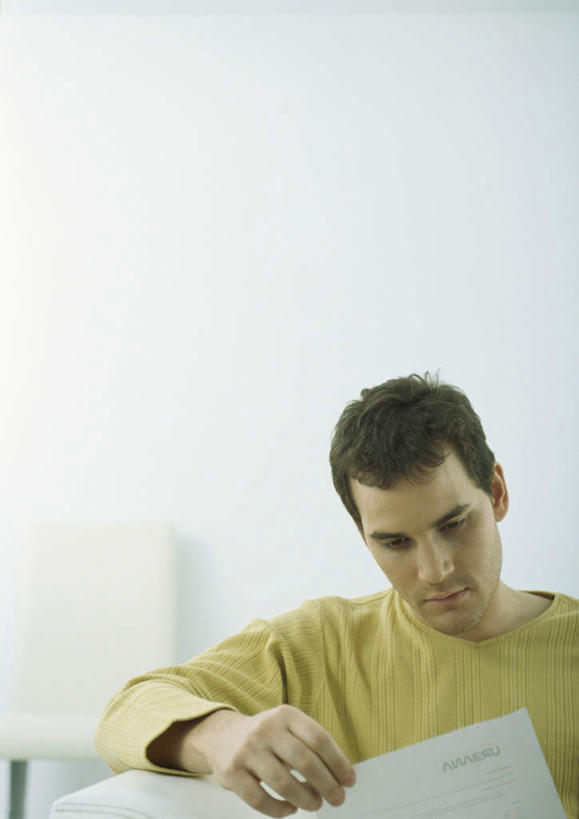 西方人,头发,一个人,客厅,坐,捧,笑,摸,微笑,露齿笑,竖图,室内,白天,正面,沙发,报纸,欧洲,欧洲人,仅一个男性,仅一个人,一张,抚摸,握,阴影,服装,反射,信息,影子,墙,拿,拿着,注视,休闲装,墙壁,墙面,仅一个年轻男性,衣服,黄色,黑色,低头,观察,看,休闲,休闲服,握着,服饰,观看,新闻,察看,起居室,关注,布艺沙发,男人,男性,年轻男性,白种人,触摸,接触,捧着,手捧,坐着,半身,彩图,报刊