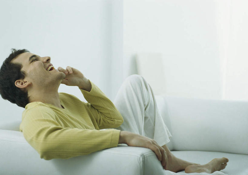 西方人,头发,一个人,客厅,躺,举,闭眼,摸,打电话,横图,室内,白天,侧面,沙发,电话,手机,欧洲,欧洲人,仅一个男性,仅一个人,抚摸,握,阴影,服装,光线,影子,拿,拿着,休闲装,通讯设备,仅一个年轻男性,衣服,黄色,黑色,阳光,靠,靠着,托,倚靠,张嘴,休闲,休闲服,握着,服饰,起居室,倚着,张大嘴巴,布艺沙发,卧着,交流,男人,男性,年轻男性,白种人,张开嘴,闭眼睛,闭着眼,闭着眼睛,触摸,沟通,接触,举起,举手,举着,抬头,躺着,通话,卧,向上举,向上伸,向上托,仰头,彩图,全身