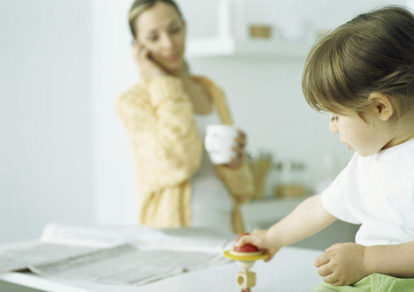 西方人,儿童,两个人,家庭,母亲,女儿,客厅,站,坐,举,捧,打电话,横图,室内,白天,正面,游戏,纯洁,报纸,杯子,电话,手机,玩具,欧洲,欧洲人,一排,握,朦胧,模糊,整齐,信息,罐子,墙,拿,玩,拿着,注视,娱乐,通讯设备,墙壁,墙面,玻璃制品,排列,一个,小孩,白色,玻璃瓶,瓶子,水杯,低头,观察,看,托,站着,休闲,温暖,温馨,母女,一家人,可爱,母爱,童年,童趣,益智,握着,单个,观看,活动,新闻,和睦,察看,起居室,队列,发泄,关注,消遣,智力,童真,烂漫,无邪,宣泄,交流,天真,年轻女性,女孩,女人,女性,白种人,孩子,茶杯,端,端着,沟通,举起,举手,举着,捧着,手捧,通话,玩耍,嬉戏,向上举,向上伸,向上托,站立,坐着,半身,彩图,融洽,报刊,女生