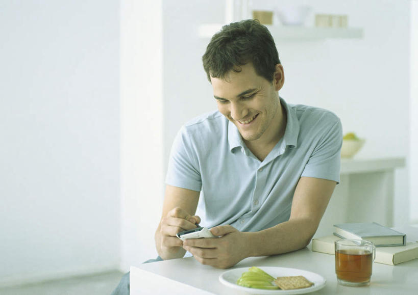 西方人,头发,一个人,客厅,坐,摸,打电话,横图,室内,白天,正面,餐桌,桌子,杯子,餐具,电话,手机,欧洲,欧洲人,仅一个男性,仅一个人,抚摸,敲打,握,服装,碟子,盘,墙,拿,拿着,注视,休闲装,输入,通讯设备,墙壁,墙面,仅一个年轻男性,一个,衣服,黄色,蓝色,盘子,水杯,碟,打字,低头,观察,看,休闲,休闲服,握着,服饰,单个,餐台,观看,点击,敲击,察看,起居室,关注,交流,按键,男人,男性,年轻男性,白种人,茶杯,触摸,沟通,接触,通话,坐着,半身,彩图