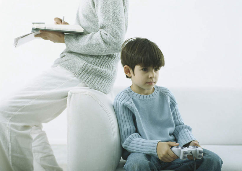 西方人,儿童,头发,两个人,家庭,父亲,儿子,客厅,坐,笑,摸,微笑,露齿笑,横图,室内,白天,正面,游戏,纯洁,沙发,书籍,欧洲,欧洲人,抚摸,握,写,服装,笔,墙,办公用品,拿,玩,拿着,注视,休闲装,娱乐,墙壁,墙面,文具,小孩,衣服,黄色,蓝色,学习用品,观察,记录,看,休闲,温暖,温馨,父子,一家人,休闲服,父爱,可爱,童年,童趣,握着,服饰,游戏机,观看,活动,文具用品,一支,和睦,察看,起居室,发泄,关注,消遣,智力,布艺沙发,童真,烂漫,无邪,宣泄,天真,男孩,男人,男性,年轻男性,白种人,孩子,书,图书,触摸,接触,玩耍,嬉戏,坐着,半身,彩图,融洽,男生