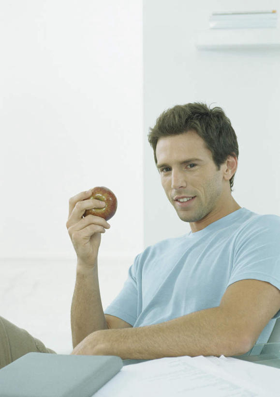 西方人,头发,一个人,客厅,躺,举,笑,双手交叉,微笑,露齿笑,竖图,室内,白天,正面,靠垫,沙发,苹果,水果,欧洲,欧洲人,仅一个男性,仅一个人,握,服装,新鲜,墙,生食,食品,果实,靠枕,拿,拿着,注视,休闲装,墙壁,墙面,食物,仅一个年轻男性,一个,衣服,黄色,红色,蓝色,垫子,枕头,观察,看,靠,靠着,托,倚靠,休闲,休闲服,握着,服饰,有机食品,绿色食品,观看,察看,起居室,双手抱胸,倚着,关注,布艺沙发,卧着,男人,男性,年轻男性,白种人,举起,举手,举着,躺着,卧,向上举,向上伸,向上托,半身,彩图