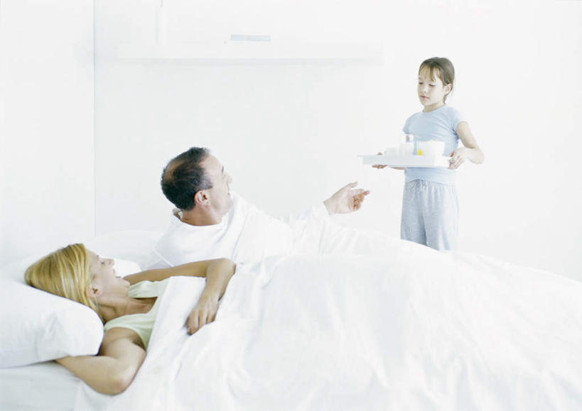 西方人,儿童,三个人,家庭,夫妻,母亲,父亲,女儿,站,躺,捧,笑,摸,微笑,露齿笑,横图,室内,白天,正面,爱情,纯洁,床,靠垫,卧室,杯子,餐具,欧洲,欧洲人,抚摸,握,指,阴影,光线,碟子,盘,影子,墙,床单,靠枕,浪漫,拿,拿着,注视,方向,被子,墙壁,墙面,小孩,阳光,盘子,水杯,垫子,碟,枕头,观察,看,手势,站着,温暖,温馨,父女,母女,三口之家,一家人,恩爱,父爱,可爱,母爱,童年,童趣,握着,恋人,单人床,观看,和睦,察看,被单,指向,关注,童真,烂漫,无邪,卧着,天真,男人,男性,年轻男性,年轻女性,女孩,女人,女性,白种人,孩子,年轻人,情侣,茶杯,触摸,端,端着,接触,捧着,手捧,躺着,卧,站立,半身,彩图,睡房,卧房,伴侣,融洽,女生