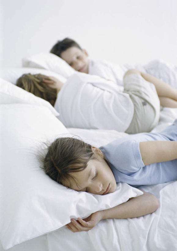 西方人,儿童,头发,三个人,家庭,伙伴,朋友,躺,闭眼,摸,睡,竖图,俯视,室内,白天,友谊,床,靠垫,卧室,欧洲,欧洲人,抚摸,阴影,服装,光线,影子,墙,床单,靠枕,休闲装,被子,墙壁,墙面,小孩,衣服,黄色,蓝色,白色,阳光,垫子,枕头,休闲,温暖,温馨,一家人,休闲服,服饰,单人床,和睦,被单,卧着,友情,男孩,男人,男性,女孩,女人,女性,白种人,闭眼睛,闭着眼,闭着眼睛,触摸,接触,困,困觉,寝息,睡觉,躺着,卧,半身,彩图,高角度拍摄,睡房,卧房,融洽,男生,女生