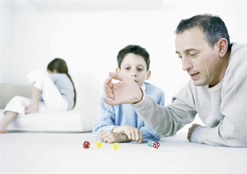 西方人,儿童,头发,家庭,父亲,女儿,儿子,客厅,坐,笑,微笑,露齿笑,横图,室内,白天,正面,游戏,纯洁,靠垫,沙发,玩具,欧洲,欧洲人,握,服装,墙,靠枕,拿,玩,拿着,注视,休闲装,娱乐,墙壁,墙面,小孩,衣服,蓝色,白色,黑色,垫子,枕头,观察,看,靠,靠着,趴着,倚靠,转头,休闲,温暖,温馨,父女,父子,一家人,休闲服,父爱,可爱,童年,童趣,益智,握着,服饰,观看,活动,和睦,察看,起居室,倚着,发泄,关注,消遣,智力,布艺沙发,童真,烂漫,无邪,宣泄,天真,男孩,男人,男性,年轻男性,女孩,女人,女性,白种人,孩子,年轻人,趴,玩耍,嬉戏,坐着,半身,彩图,融洽,男生,女生