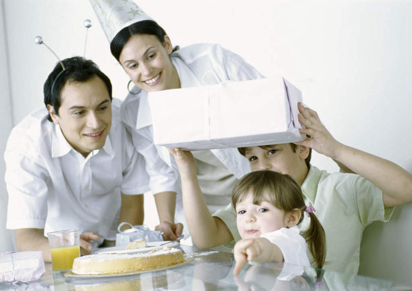 点心,西方人,儿童,四个人,家庭,夫妻,母亲,父亲,女儿,儿子,客厅,站,坐,举,横图,室内,白天,正面,爱情,下午茶,纯洁,餐桌,沙发,桌子,杯子,帽子,欧洲,欧洲人,握,指,服装,节日,庆祝,纸盒,食品,浪漫,拿,拿着,注视,休闲装,方向,文化,玻璃制品,盒子,食物,糕点,一个,小孩,衣服,白色,包装盒,水杯,观察,看,靠,靠着,手势,托,倚靠,站着,庆典,休闲,温暖,温馨,父子,母女,一家人,休闲服,恩爱,父爱,可爱,母爱,童年,童趣,握着,恋人,服饰,单个,餐台,观看,纪念,和睦,察看,起居室,倚着,指向,关注,布艺沙发,童真,烂漫,无邪,天真,男孩,男人,男性,年轻男性,年轻女性,女孩,女人,女性,白种人,孩子,情侣,玻璃杯,举起,举手,举着,向上举,向上伸,向上托,站立,坐着,半身,彩图,伴侣,融洽,蛋糕,男生,女生